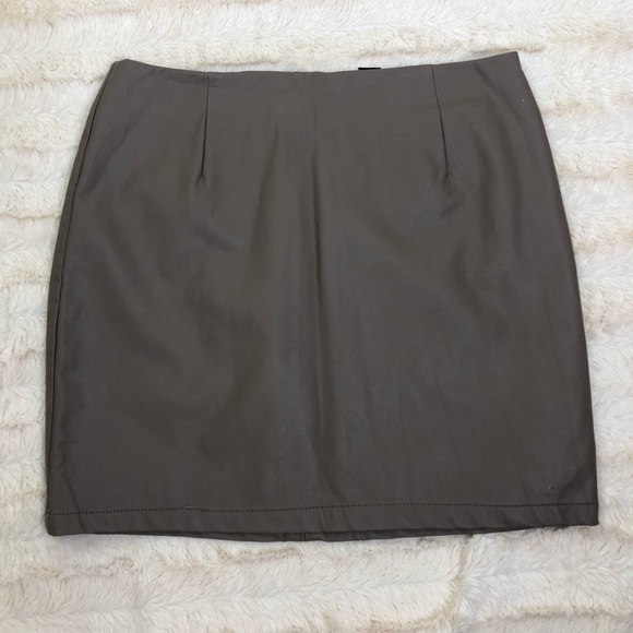 Forever 21 Taupe Faux Leather skirt - Size M - Picture 1 of 2
